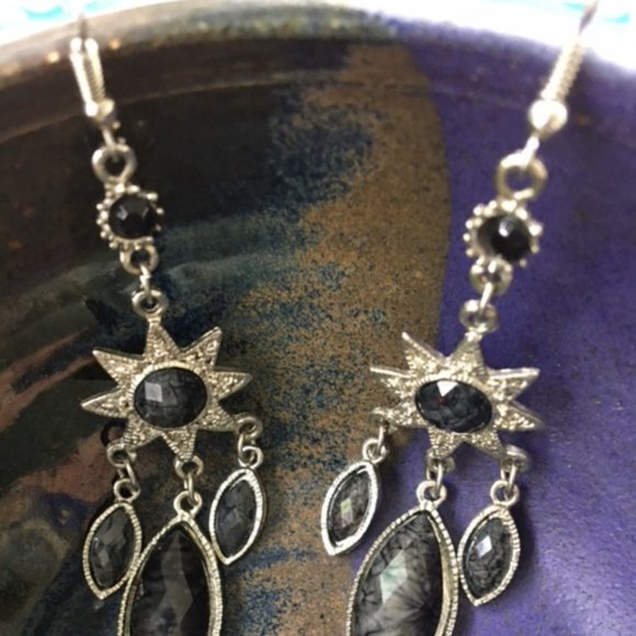 Beautiful, NWOT, Flower/Star, Dangling , Earrings - Picture 4 of 4